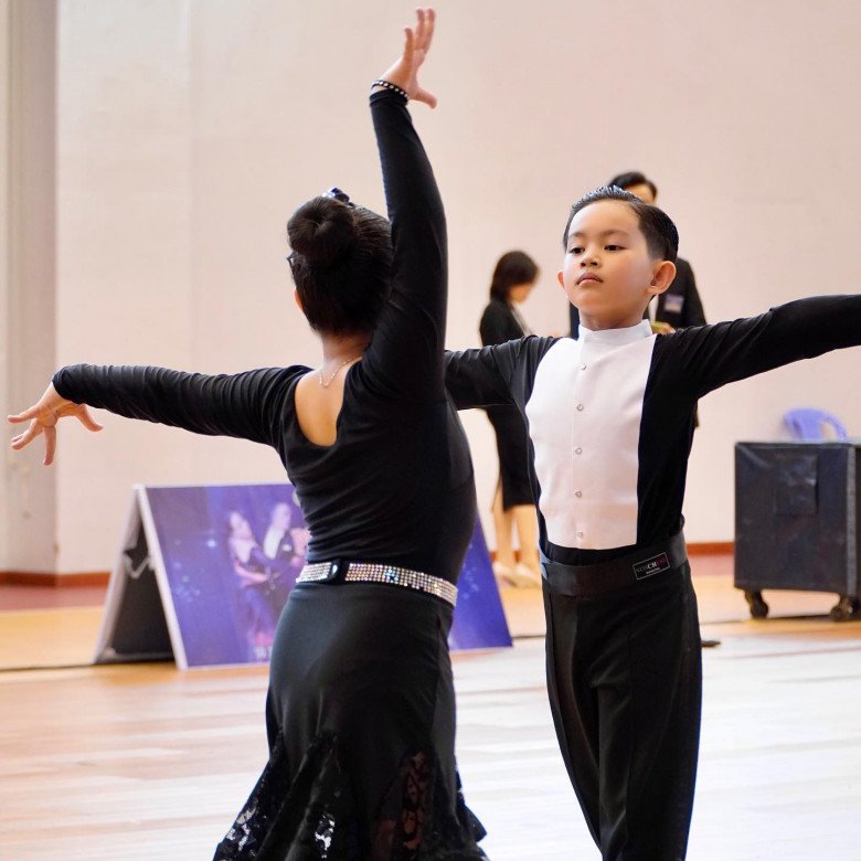 Khanh Thi Phan Hien's son is as talented as his parents, winning 8 gold medals in the sport dance competition - 6