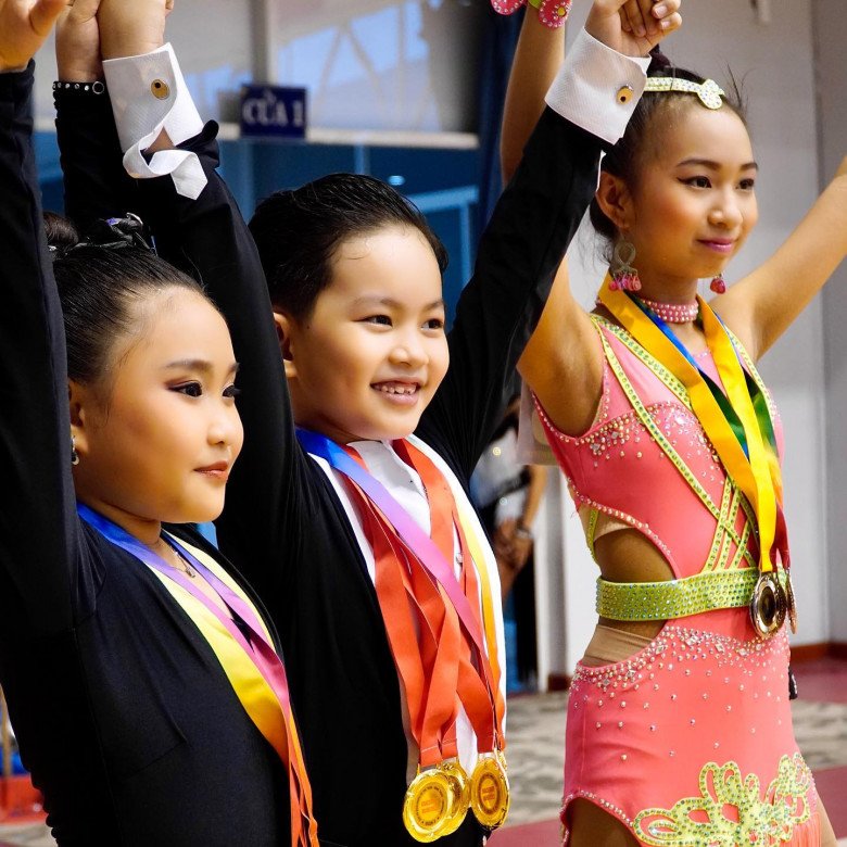 Khanh Thi Phan Hien's son is as talented as his parents, winning 8 gold medals in the sport dance competition - 3