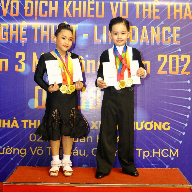 Khanh Thi Phan Hien's son is as talented as his parents, winning 8 gold medals in the sport dance competition - 1
