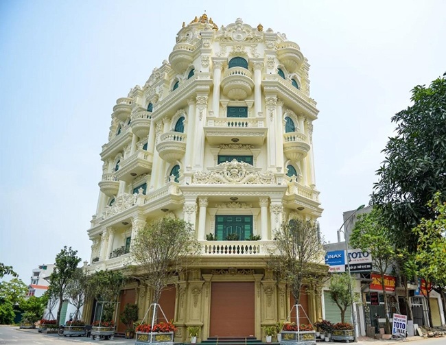 Những căn biệt thự nguy nga tráng lệ ở làng Ninh Hiệp (Ảnh: Nhịp sống việt)