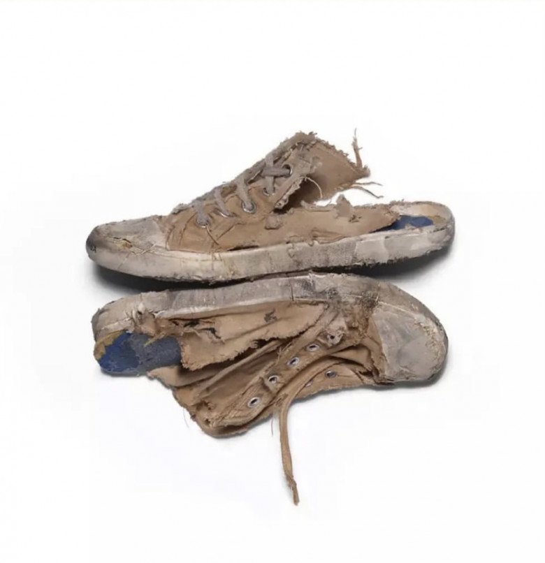 Một đôi giày như lấy ra từ bãi rác với mức giá 45 triệu đồng, bạn có chấp nhận mua? - 1