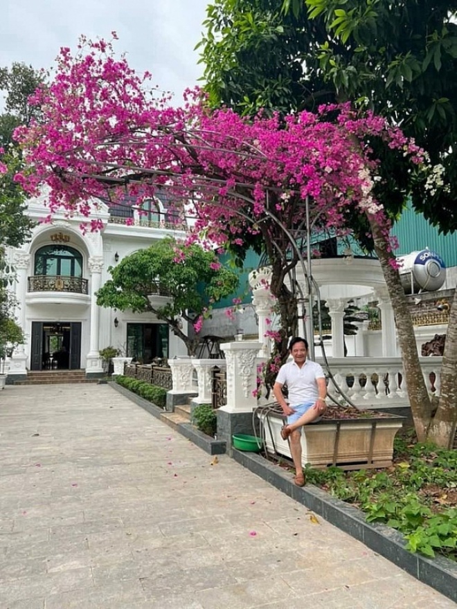 Artist Quang Teo shows off the flower garden in the new villa, full of trees as big as the giants' houses - 7