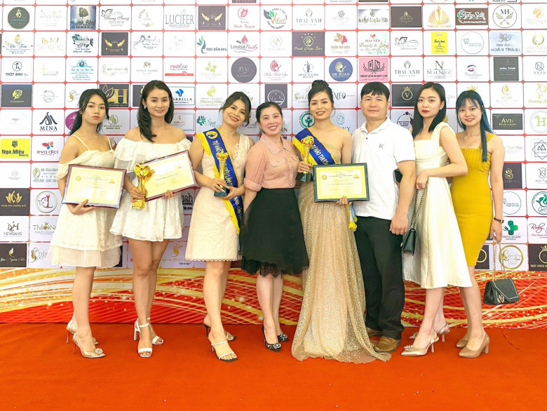 Hình ảnh toàn thể đại diện Thai Anh nhận giải thưởng Tự hào Thương hiệu làm đẹp Việt Nam lần thứ 4