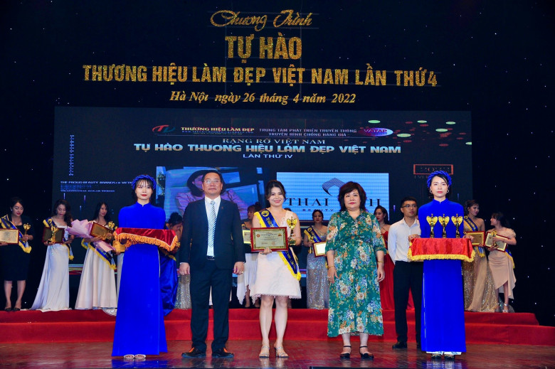 Đại diện Thai Anh Beauty amp; Spa, bà Nguyễn Thị Phương Tú nhận giải thưởng từ phía BTC