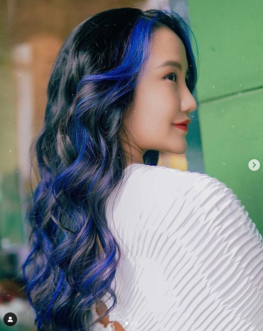 Losing nothing to a hot girl, Phan Thanh's wife as a diaper mother still dyes her hair highlight, plucks blue and purple fibers  - 5