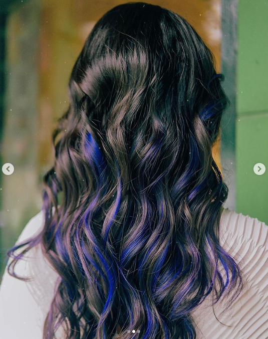 Tóc highlight xanh là một trong những kiểu tóc nổi bật và đẳng cấp nhất hiện nay. Với sắc xanh độc đáo và hợp thời trang, kiểu tóc này sẽ khiến bạn trở nên quyến rũ và cá tính hơn. Hãy cùng xem hình ảnh để cảm nhận thêm về vẻ đẹp của kiểu tóc này.