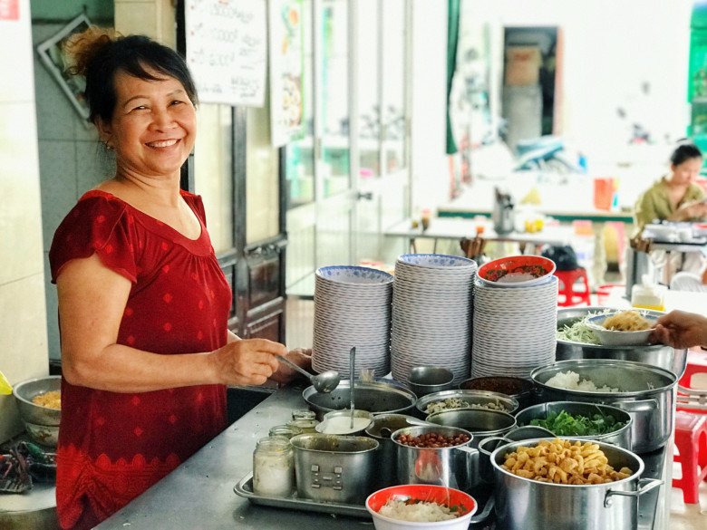 The restaurant selling specialty foods for a while, nearly 40 years, still attracts a large number of customers - 3