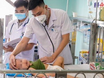 Nhiều trẻ uống nhầm dầu thắp hương nguy kịch, bác sĩ cảnh báo hành động sơ cứu khiến trẻ nặng thêm