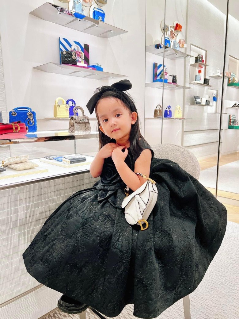 Appears amp;#34;she joins amp;#34;  3 years old is the most luxurious in the Vietnamese star group: When you go shopping, you will want to buy any bag brand - 8