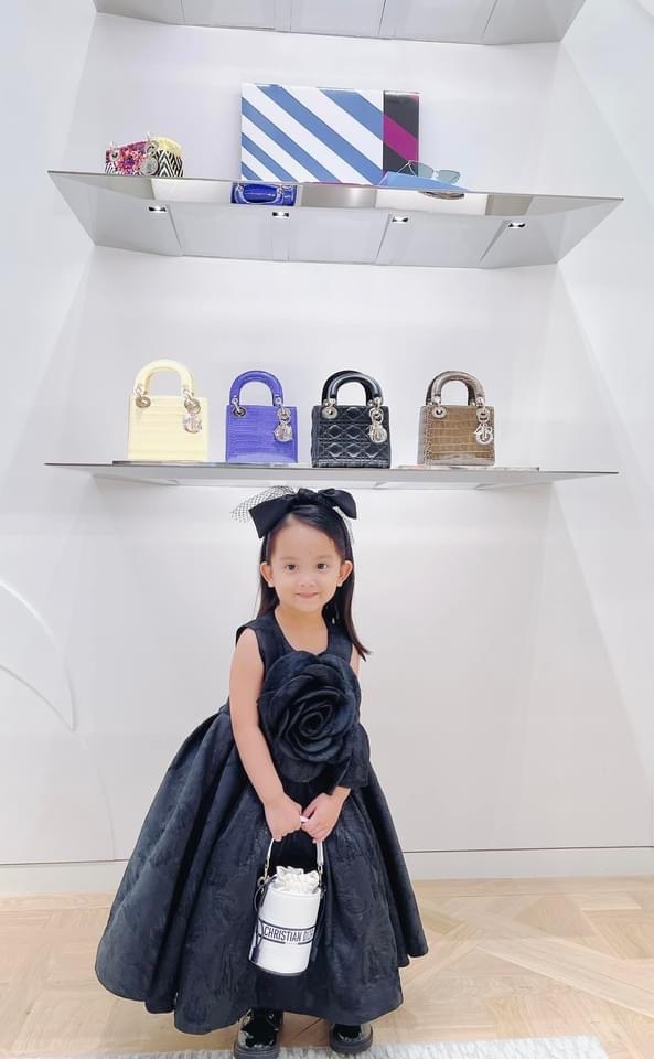 Xuất hiện amp;#34;cô chiêuamp;#34; 3 tuổi sang chảnh nhất hội con sao Việt: Đi sắm hàng hiệu túi nào cũng muốn mua - 5