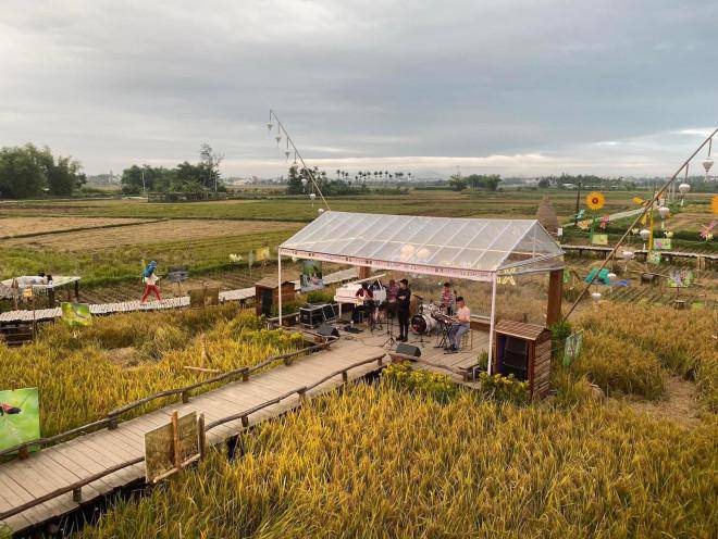 Hoi An scores with a series of airy and poetic rice field cafes - 14