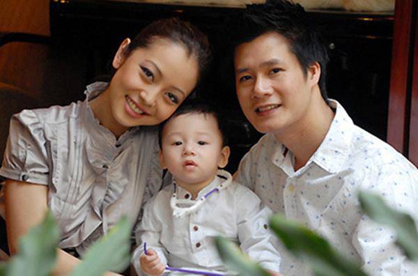 Rare photo of son Jennifer Pham Quang Dung being held by his mother at his 1st birthday: So cute!  - 9