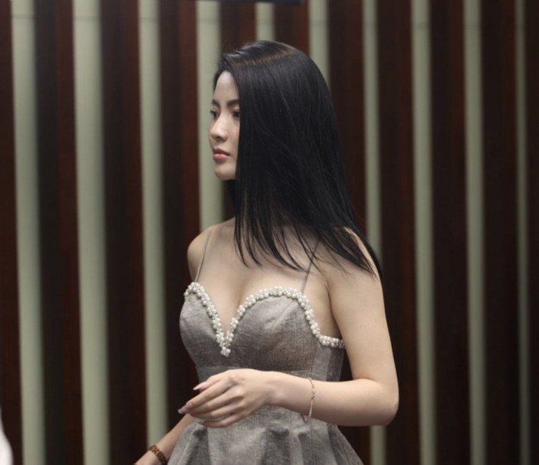 Snapped by passers-by, new girlfriend Quang Hai still has glowing beauty - 3