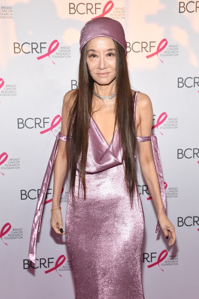 Wearing a dress with a slit to let her bust loose at the age of U80, why is Vera Wang still being praised - 1