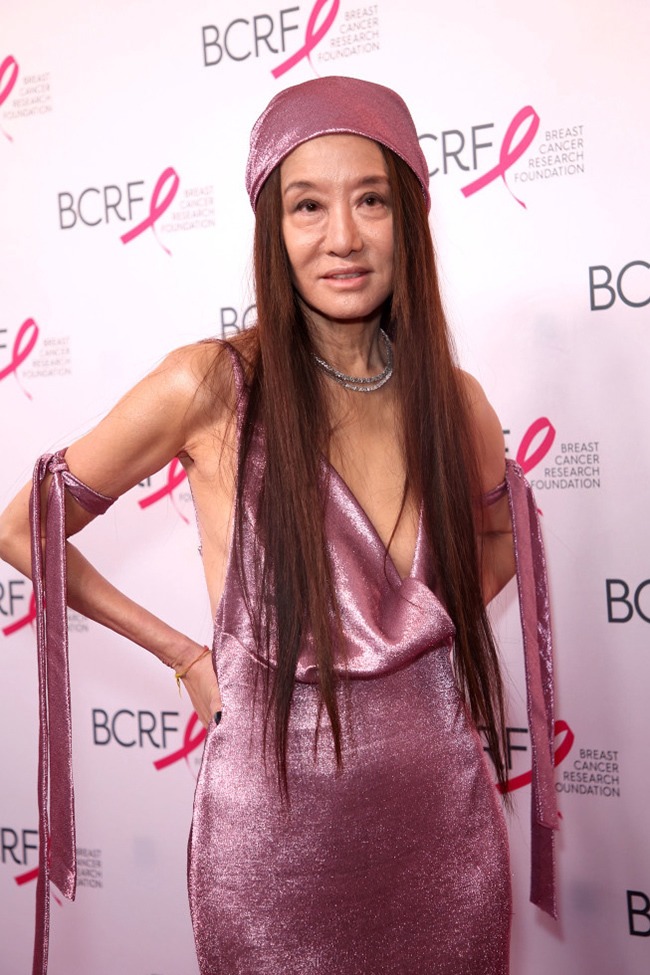 Wearing a dress with a slit to let her bust loose at the age of U80, why is Vera Wang still being praised - 2