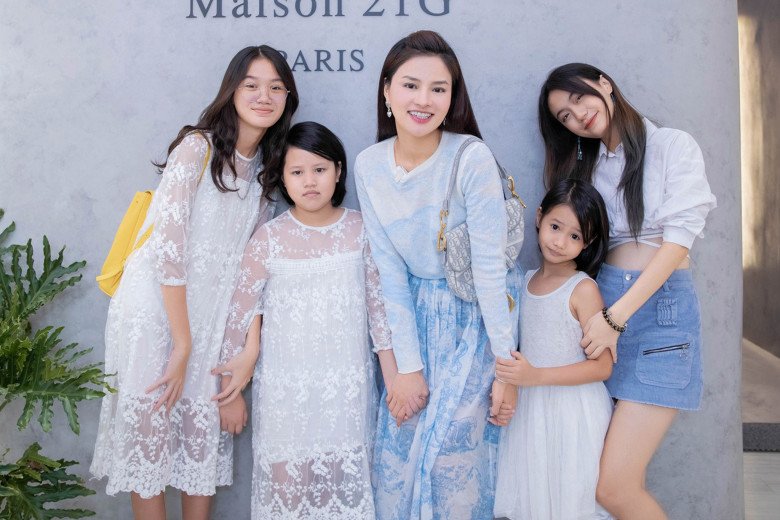 There are 4 princesses in the house, supermodel Vu Thu Phuong takes care of her clothes: Common children, stepchildren are still in sync!  - 4