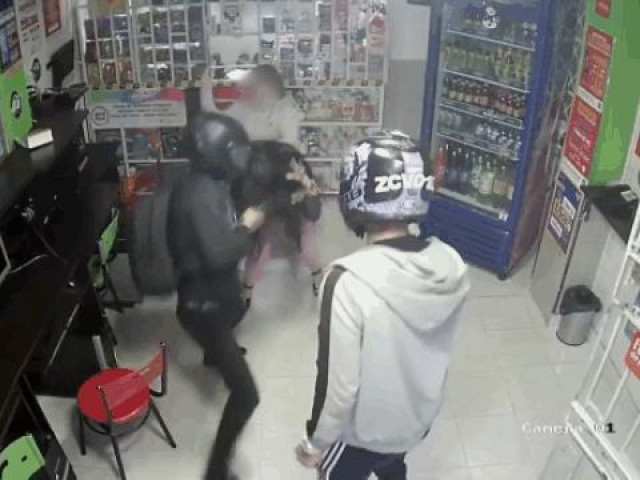 Clip Eva - Clip: Thiếu nữ rút dao chống trả 3 tên cướp và cái kết bất ngờ