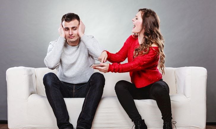 You are in a toxic relationship if you have these 7 signs!  - 3