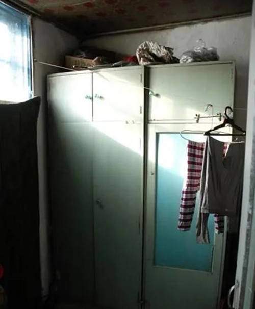 Husband hid in a closet for 7 hours to catch a cheat, wife and lover received a scary ending - 2