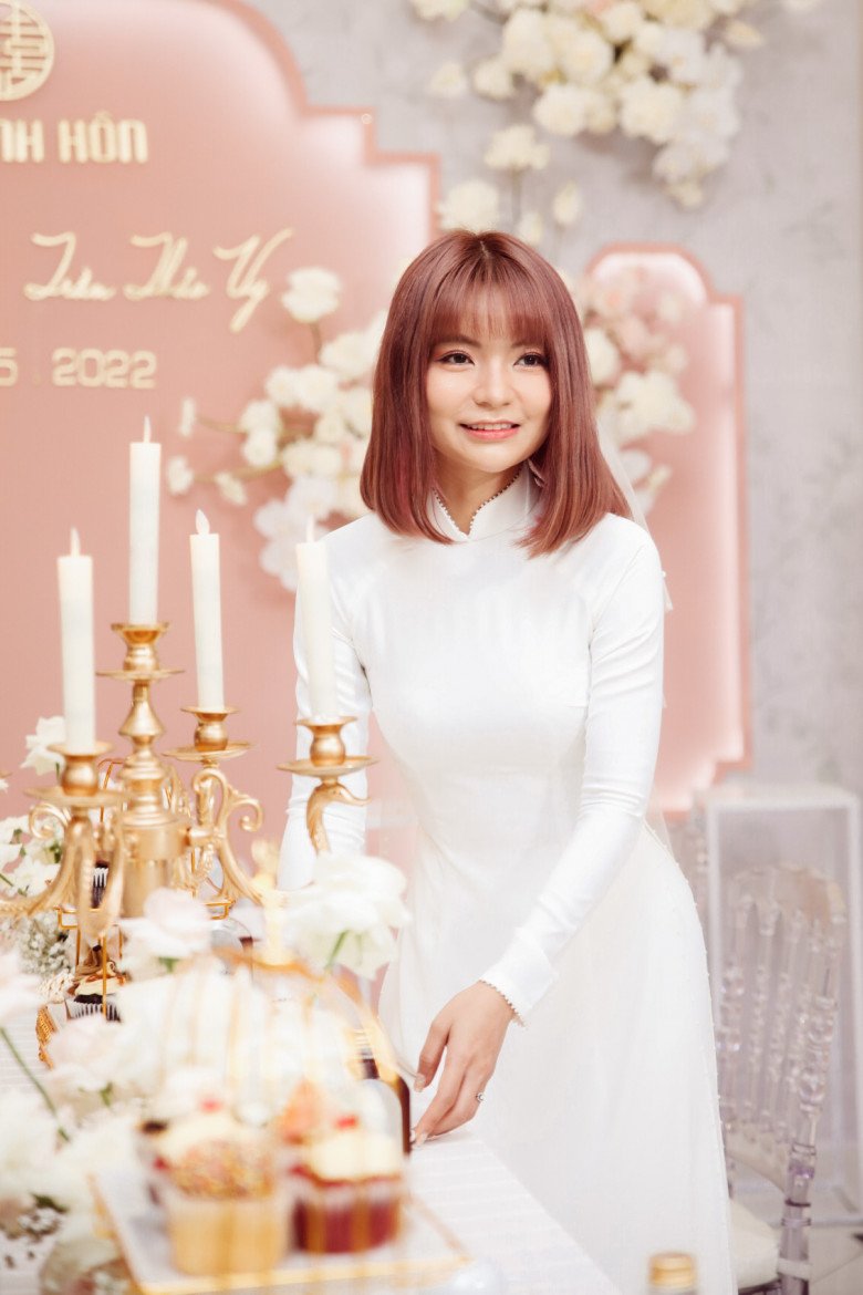 Mac Van Khoa's daughter at her parents' wedding: Wearing a double ao dai with amp;#34;the female leadamp;#34;, her face as cold as money is still cute - 4