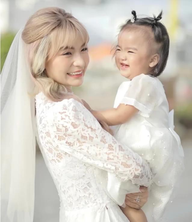 Mac Van Khoa's daughter at her parents' wedding: Wearing a double ao dai with amp;#34;the female leadamp;#34;, her face as cold as money is still cute - 9