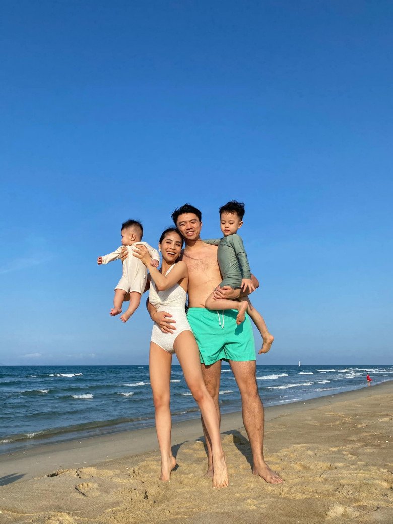 Posting a photo of her husband holding a newborn baby, singer Kieu Anh secretly gave birth to more children?  - 9