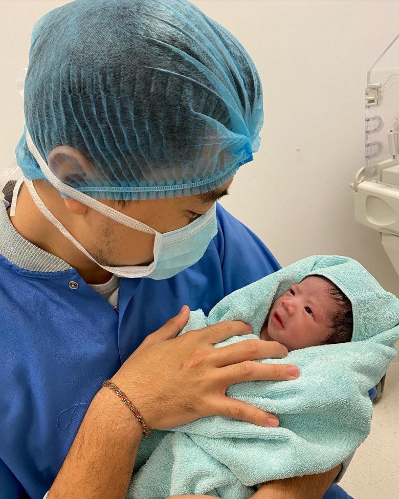 Posting a photo of her husband holding a newborn baby, singer Kieu Anh secretly gave birth to more children?  - 3