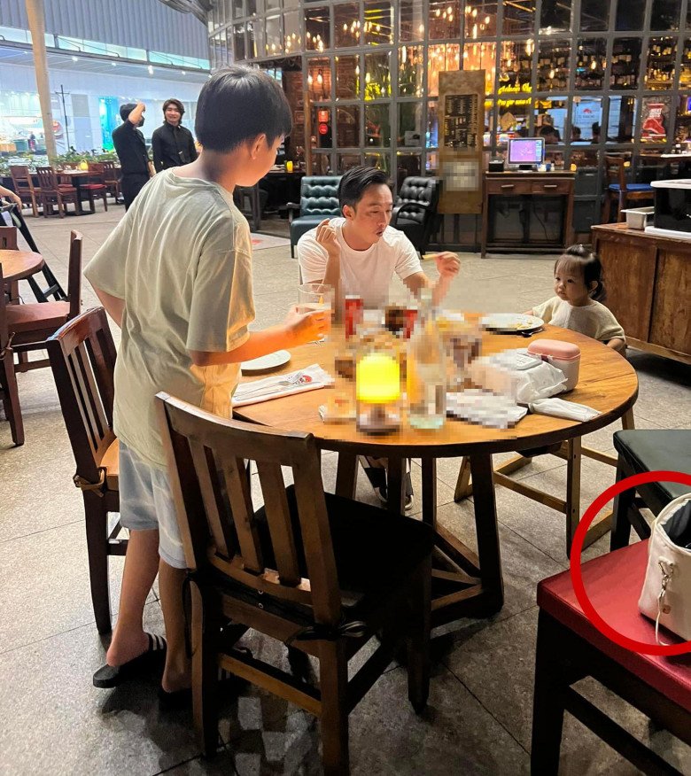 Vợ vắng nhà, Cường Đôla khoe đưa 2 con đánh lẻ ăn ngoài, trên bàn có chiếc túi nữ khả nghi - 6