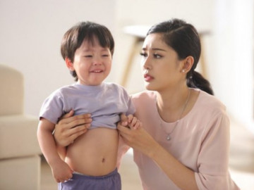 Mách mẹ cách giúp đi ngoài cho trẻ bị táo bón lâu ngày