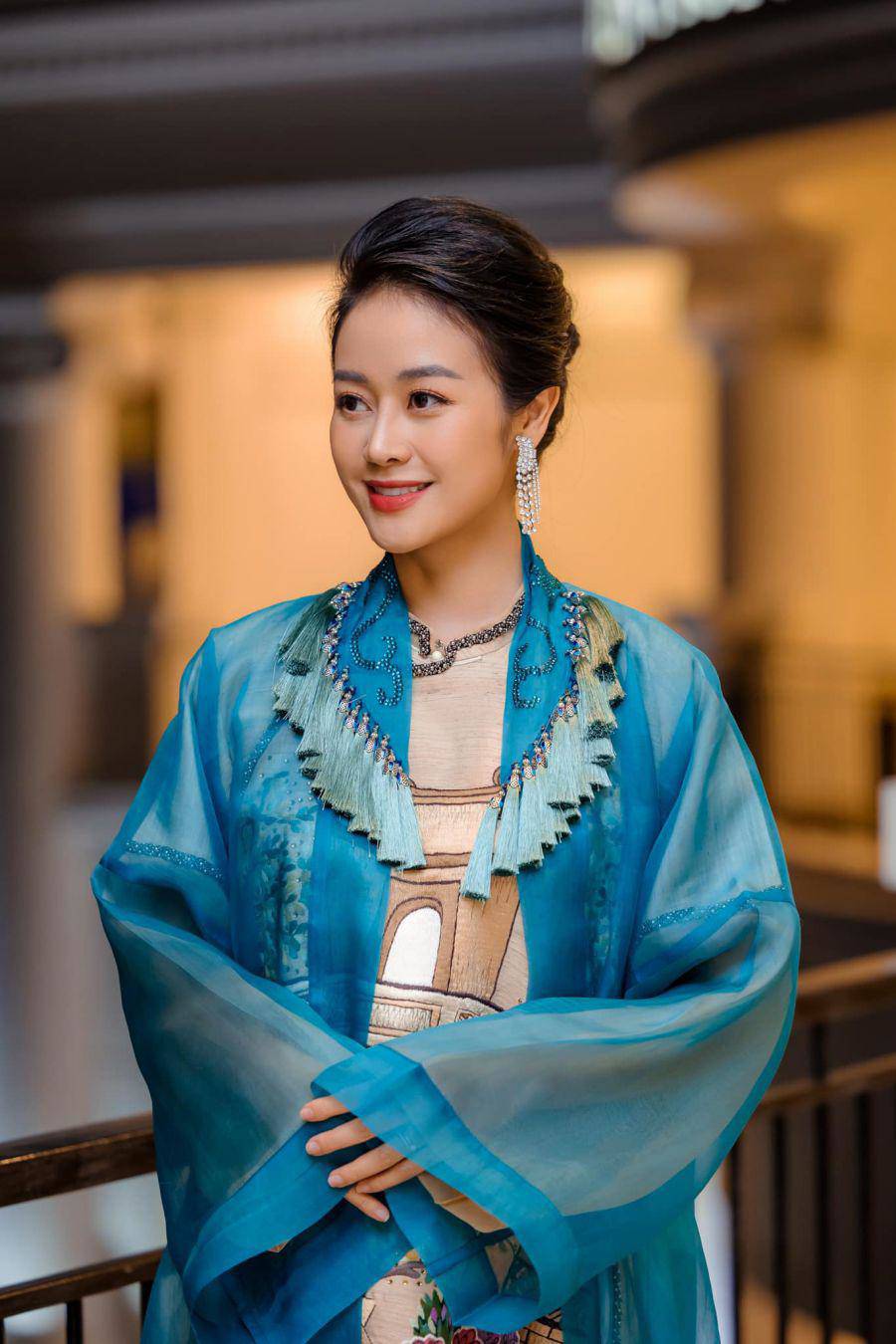 Who is the female MC who is the sworn sister of the beautiful and charming Tuan Hung in the opening ceremony of SG31?  - 3