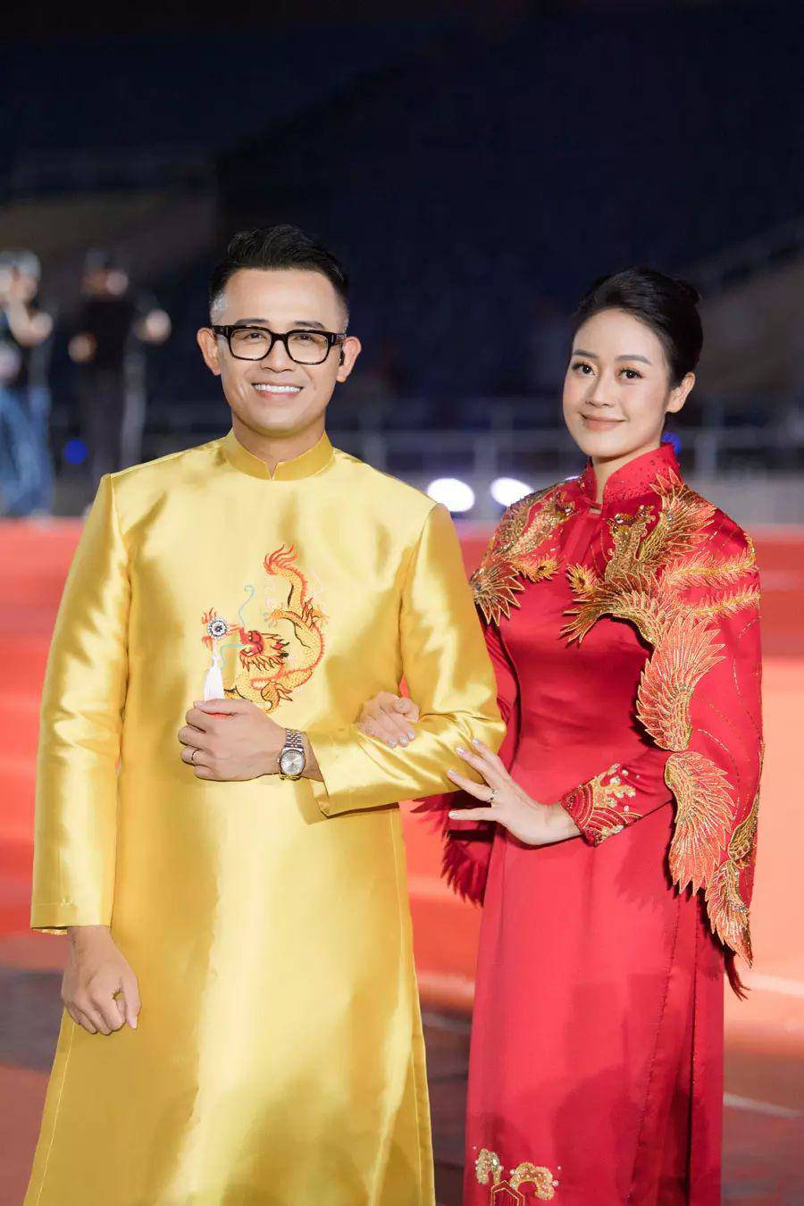 Who is the female MC who is the sworn sister of the beautiful and charming Tuan Hung in the opening ceremony of SG31?  - first