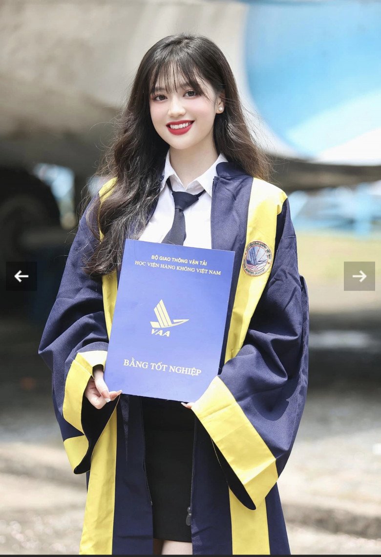 Wearing a graduation uniform, the female aviation student is still as beautiful as a beauty queen - 1