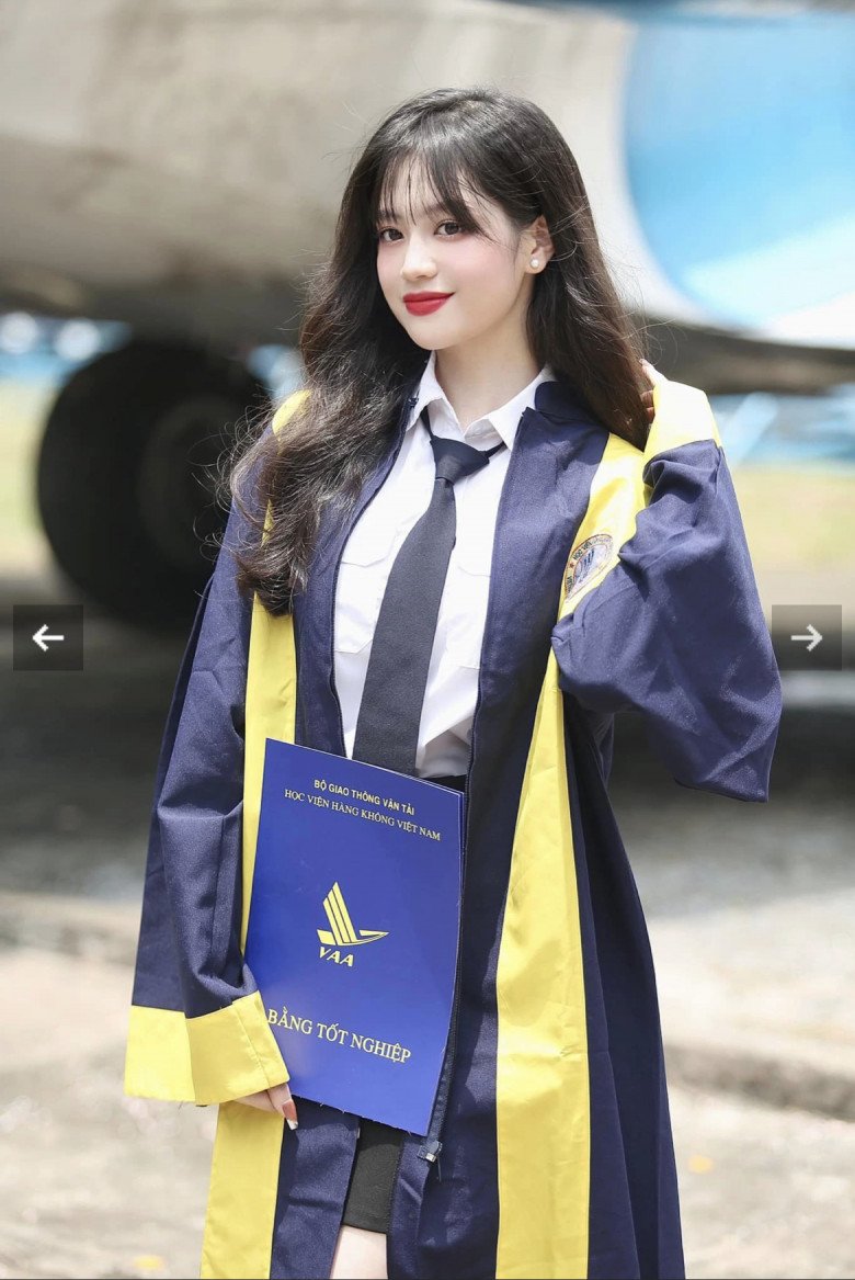 Wearing a graduation uniform, the female aviation student is still as beautiful as a beauty queen - 5