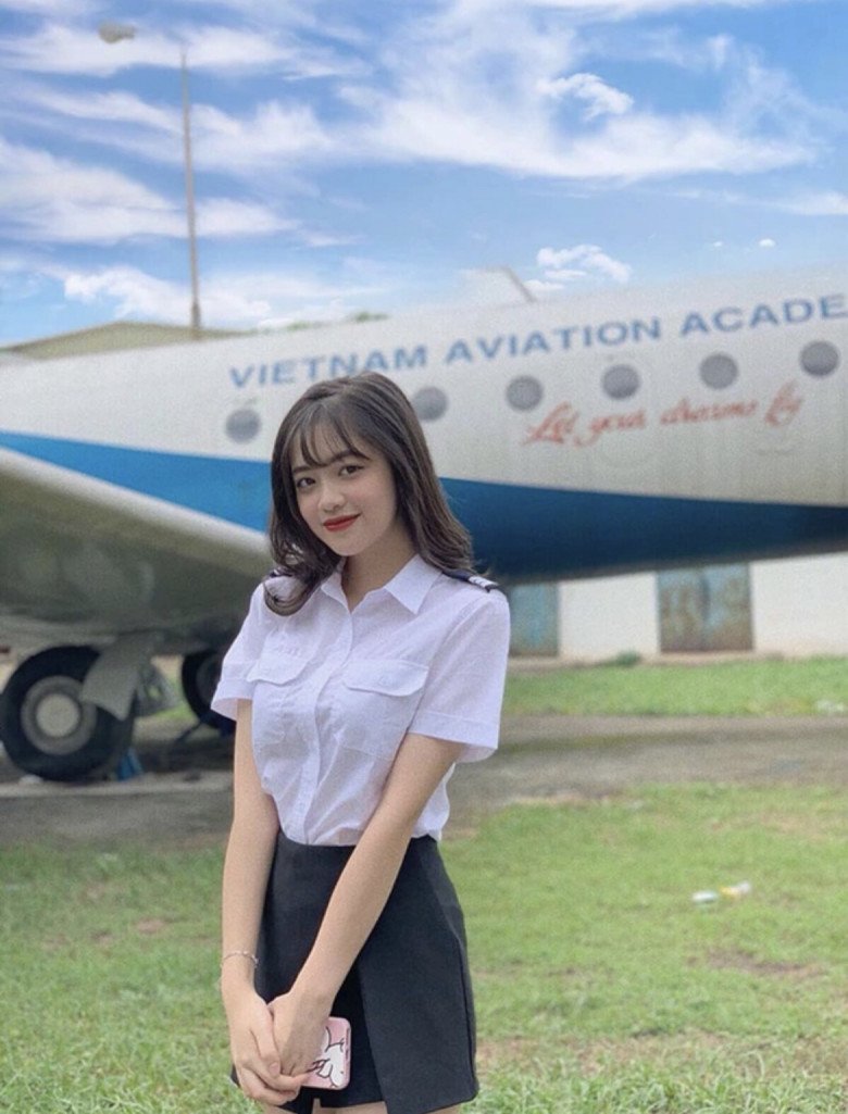 Wearing a graduation uniform, the female aviation student is still as beautiful as a beauty queen - 8