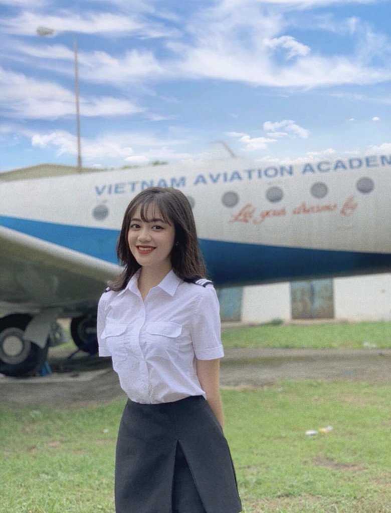Wearing a graduation uniform, the female aviation student is still as beautiful as a beauty queen - 9