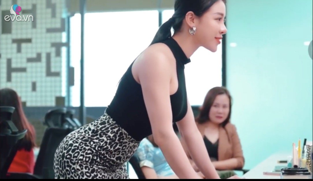 Hanoi office girls go to the kitchen to be confident with tight-fitting clothes, showing off their beautiful breasts and can’t leave