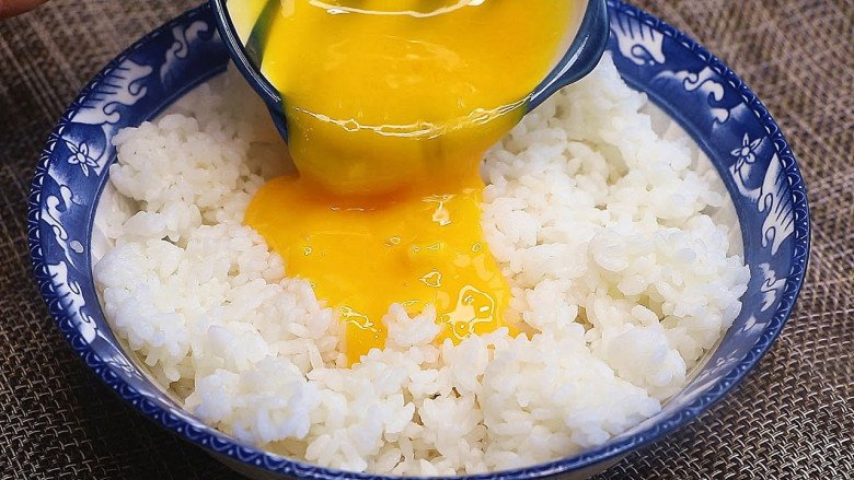 Make egg fried rice, because this step is wrong, the egg does not stick to the rice, does not turn up a beautiful yellow color - 4