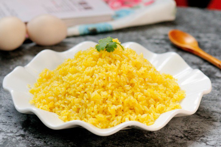Make egg fried rice, because this step is wrong, the egg does not stick to the rice, does not turn up a beautiful yellow color - 1