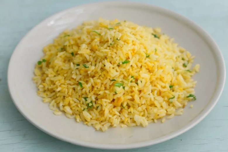 Make egg fried rice, because this step is wrong, the egg does not stick to the rice, does not turn up a beautiful yellow color - 5