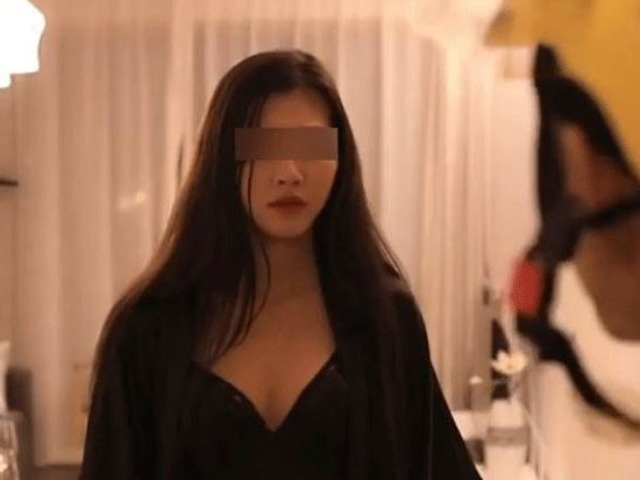 Chồng tới khách sạn giao đồ ăn, vợ mặc áo choàng tắm ra mở cửa, sốc nặng khi phát hiện sự thật