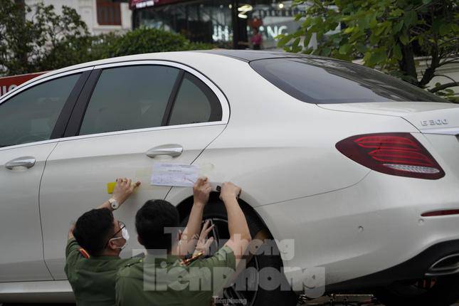 Lực lượng chức năng dán niêm phong cửa xe Mercedes E 300.
