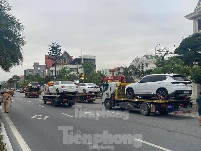 Nhiều người dân chứng kiến sự việc đều bàn tán về dàn xe sang của vị cựu Chủ tịch thành phố.