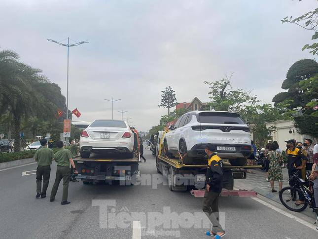 Trong 4 chiếc xế hộp của ông Hà, có 3 chiếc đều màu trắng.