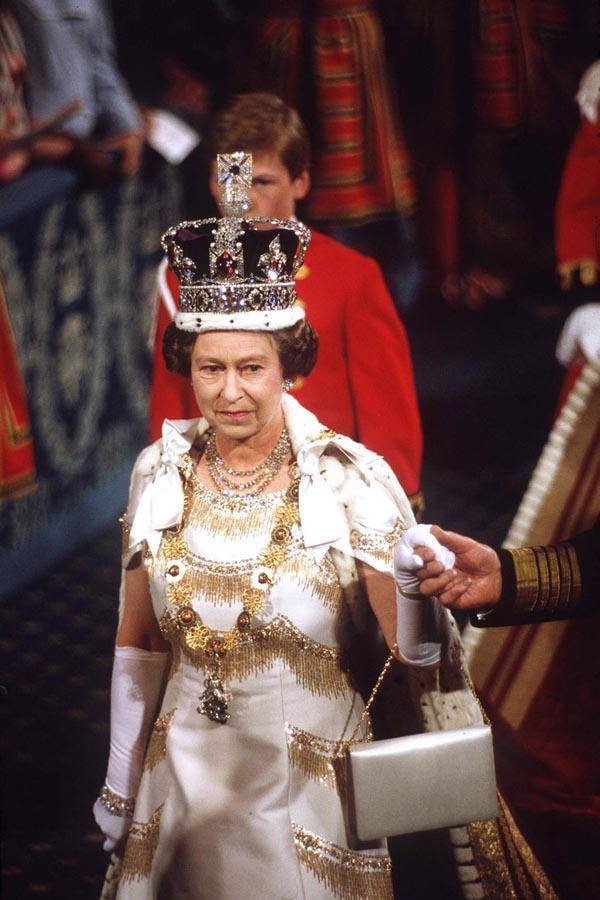 Be in awe of Queen Elizabeth II's lavish crown and jewelry collection - 1