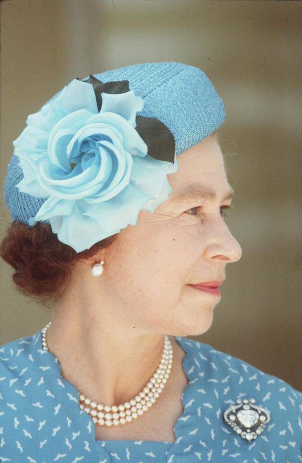 Be in awe of Queen Elizabeth II's lavish crown and jewelry collection - 10