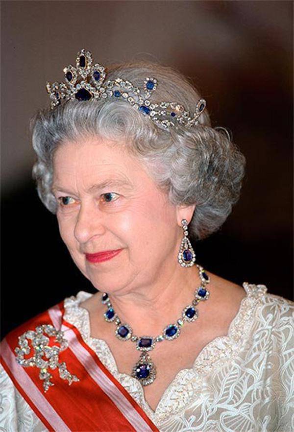 Be in awe of Queen Elizabeth II's lavish crown and jewelry collection - 9