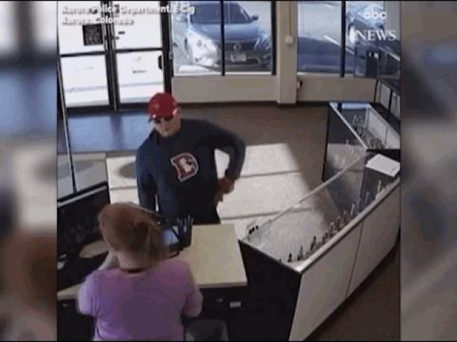 Clip Eva - Clip: Lỡ tay làm rơi súng, tên cướp vội bỏ chạy đến mức tụt quần