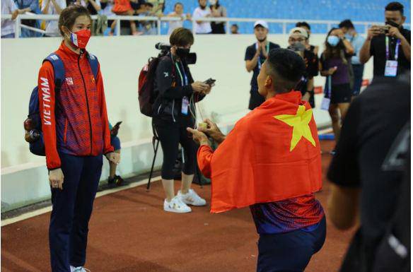 Giành HCV SEA Games 31, VĐV điền kinh Việt Nam làm hành động này ngay giữa sân Mỹ Đình khiến cư dân mạng trầm trồ - 1