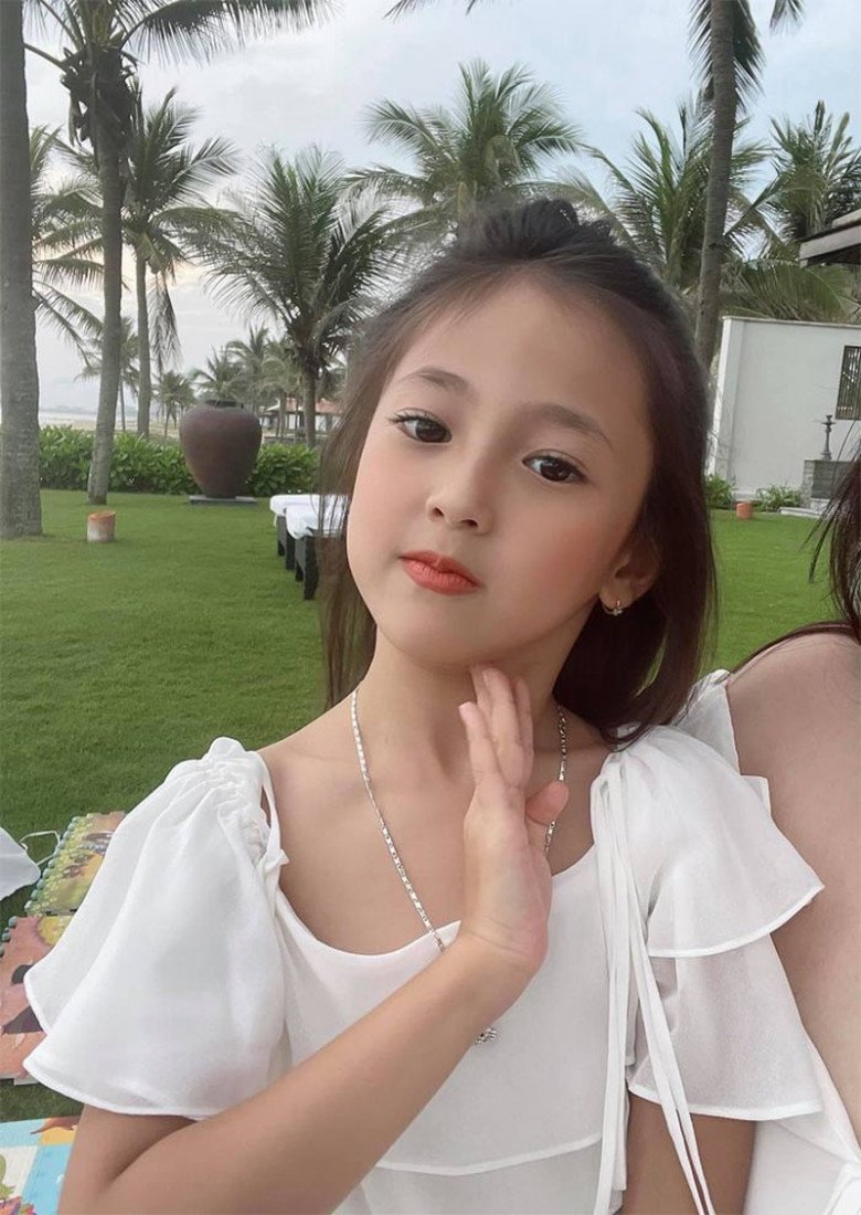 The 7-year-old daughter of the beauty queen amp;#34;tram anh tyepoamp;#34;  causing the Miss Vietnam cast to whisper praise - 12
