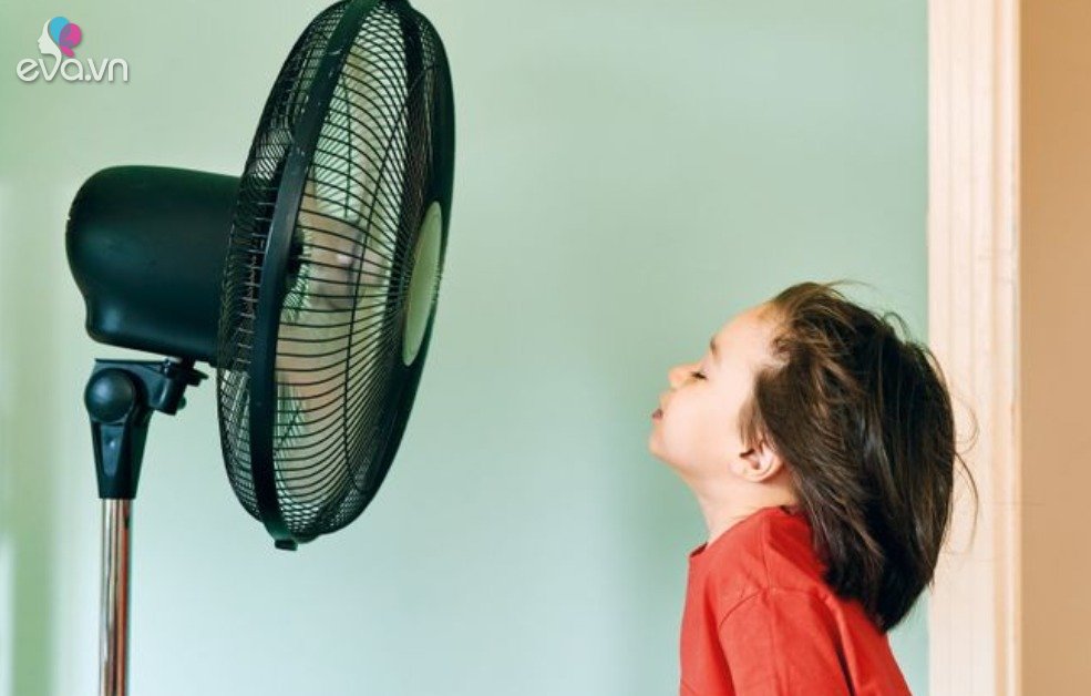 Dangerous mistakes when turning on the summer fan can make you face paralysis, even heat stroke, death